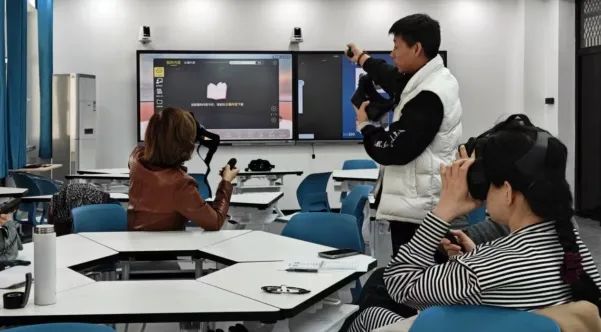 萌科科技&大朋VR共同打造VR思政教室-93913.com-XR信息与元宇宙产业服务