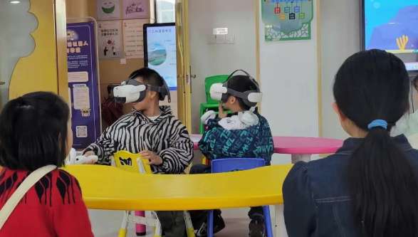 石台县图书馆举办VR科普活动，小读者用PICO体验远古世界