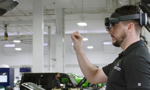 奔驰加拿大全面部署HoloLens 2 + Dynamics 365混合现实，重新定义汽修和技工培训